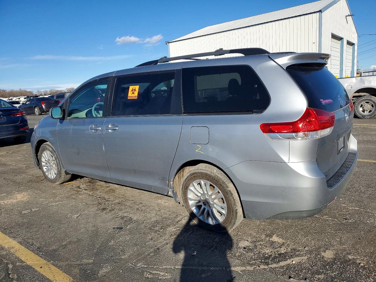 2014 TOYOTA SIENNA XLE photo 2