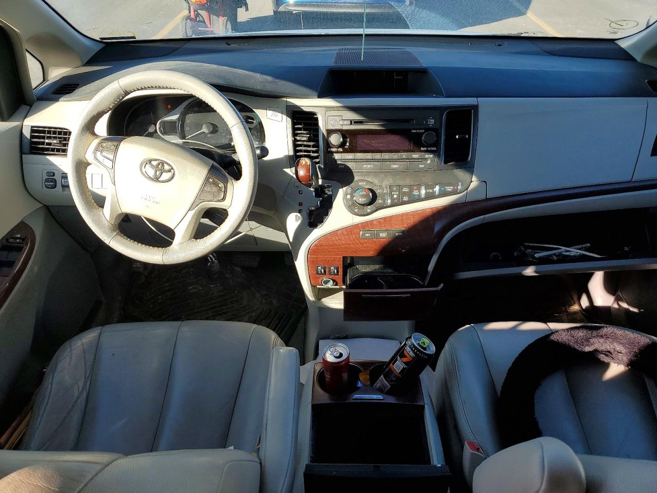 2014 TOYOTA SIENNA XLE photo 8