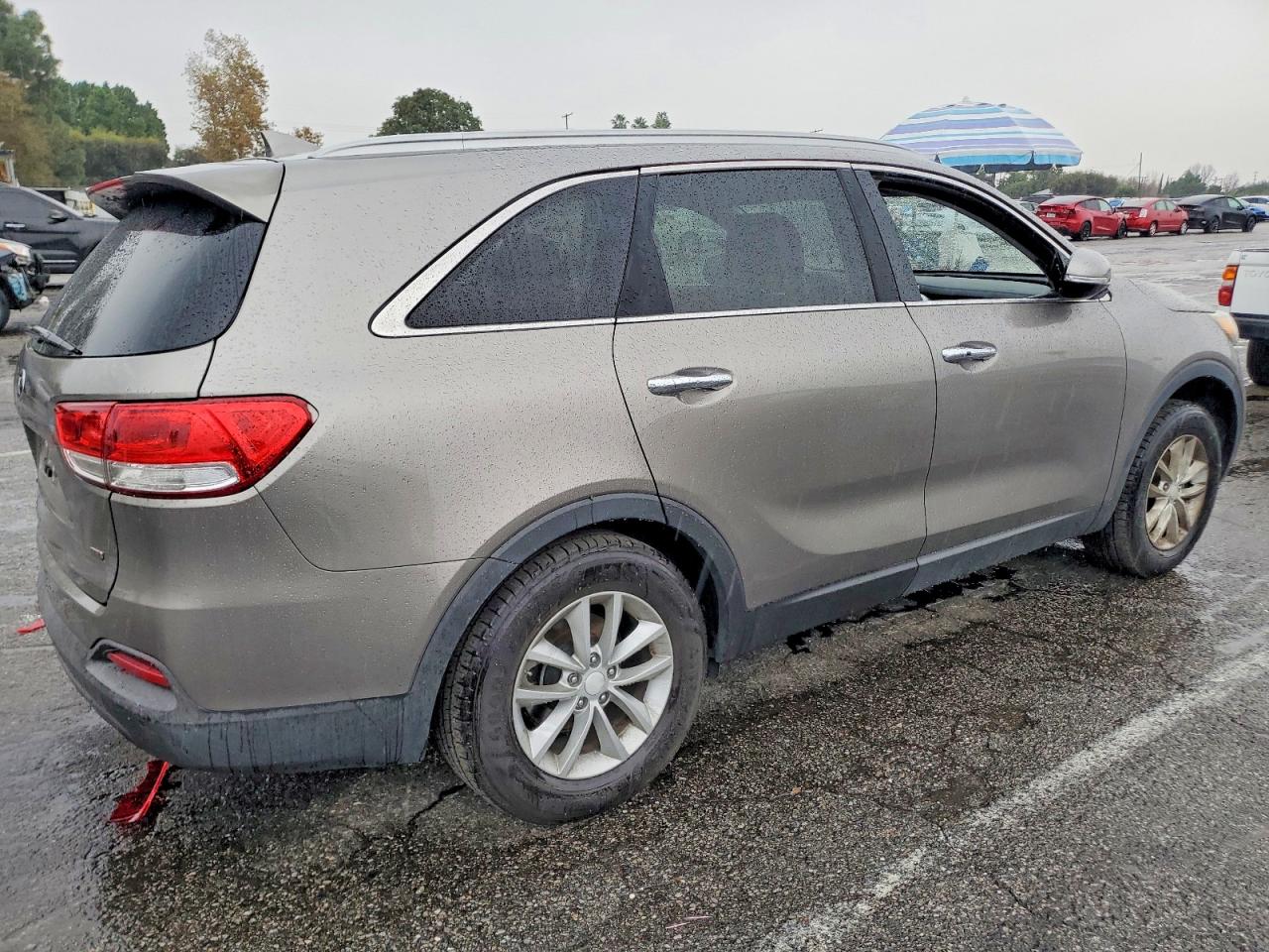 2017 KIA SORENTO LX photo 3