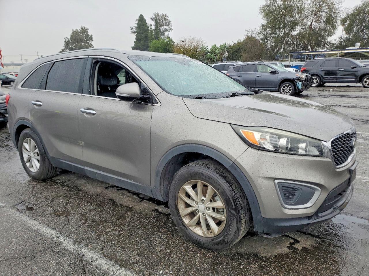 2017 KIA SORENTO LX photo 4