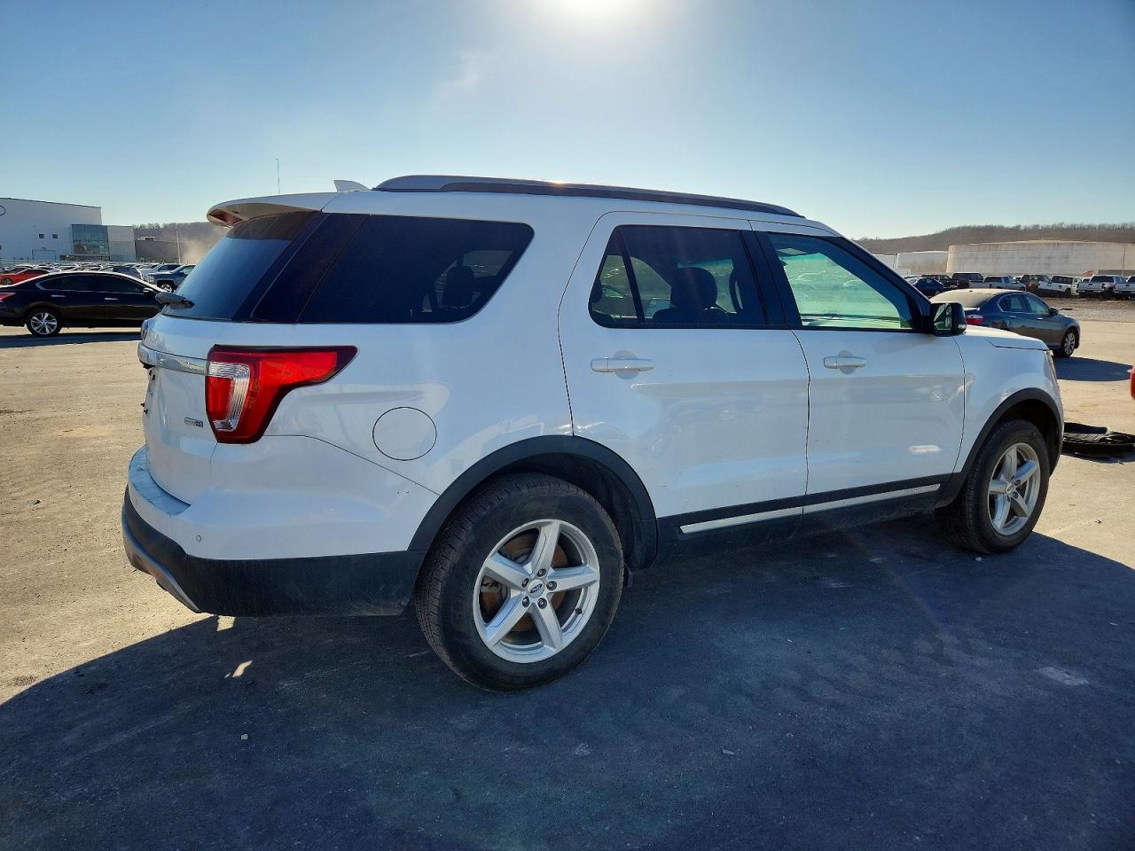 2016 FORD EXPLORER XLT photo 3