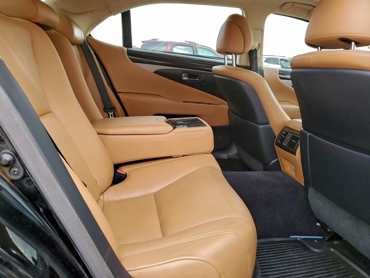 2014 LEXUS LS 460L photo 10