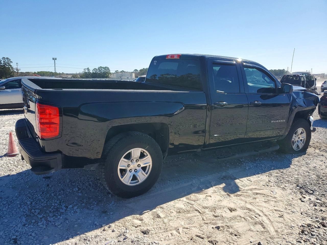 2018 CHEVROLET SILVERADO C1500 LT photo 3
