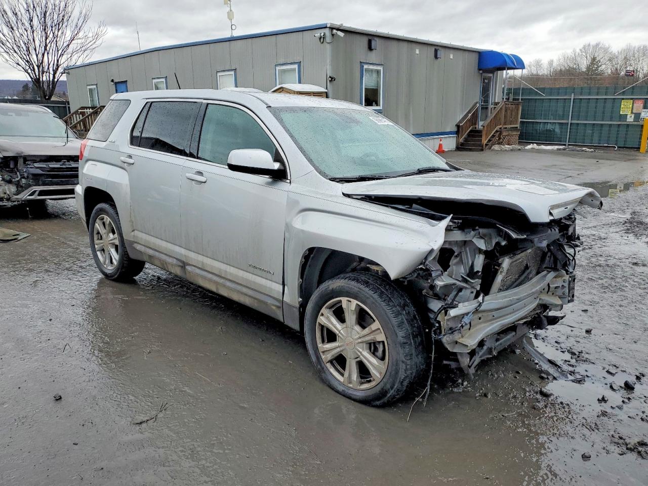 2017 GMC TERRAIN SLE photo 4