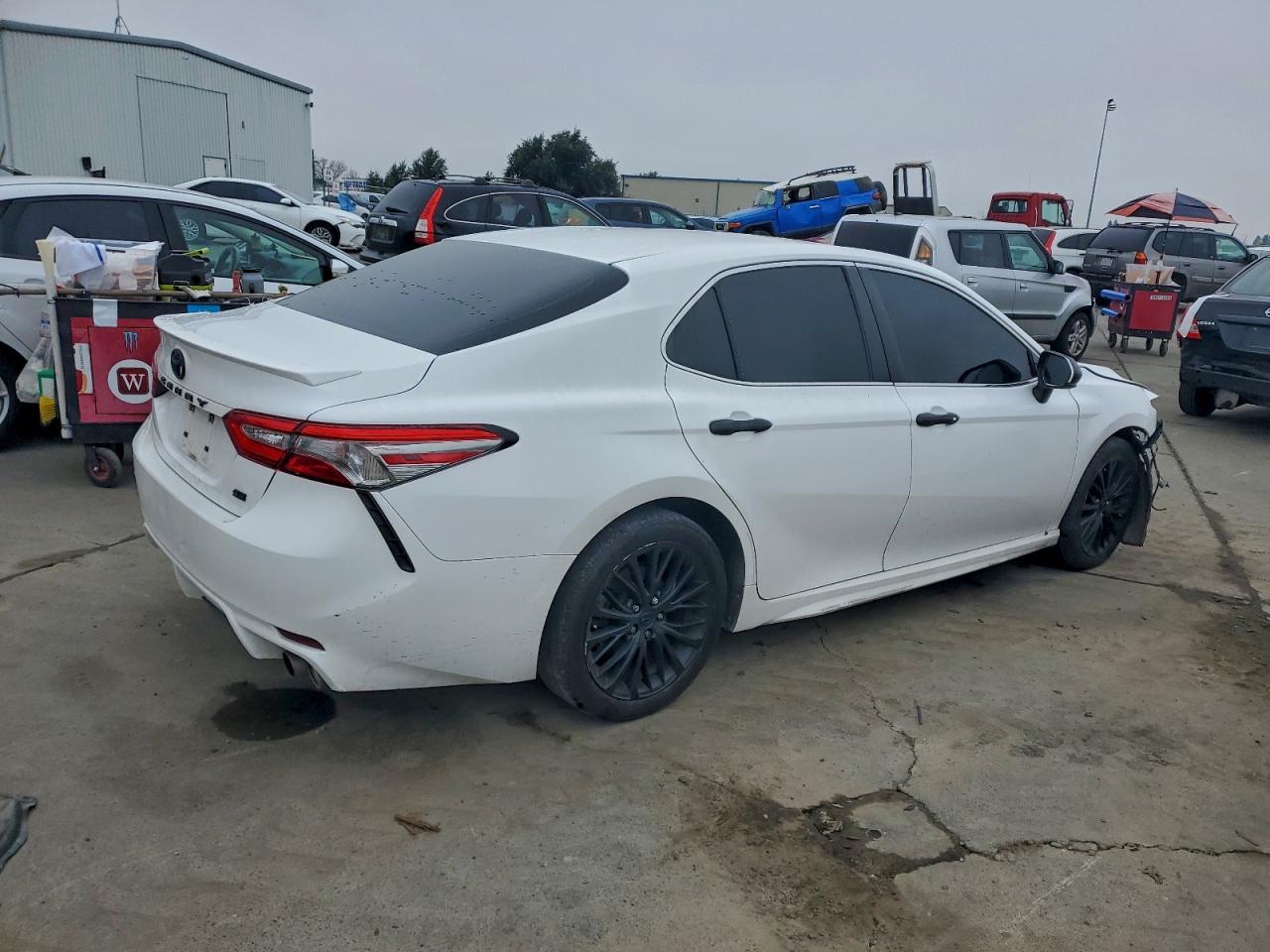 2018 TOYOTA CAMRY L photo 3