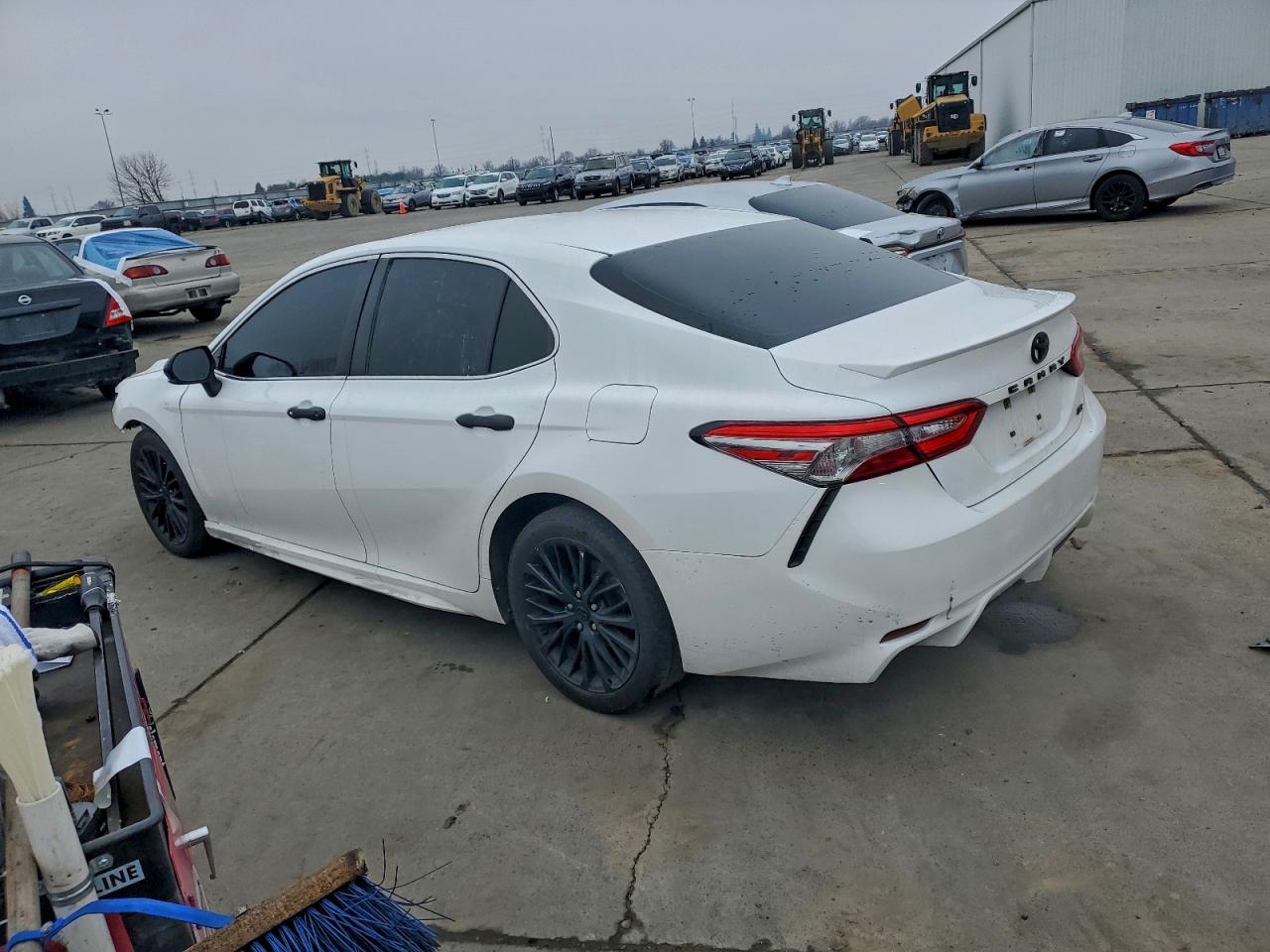 2018 TOYOTA CAMRY L photo 2