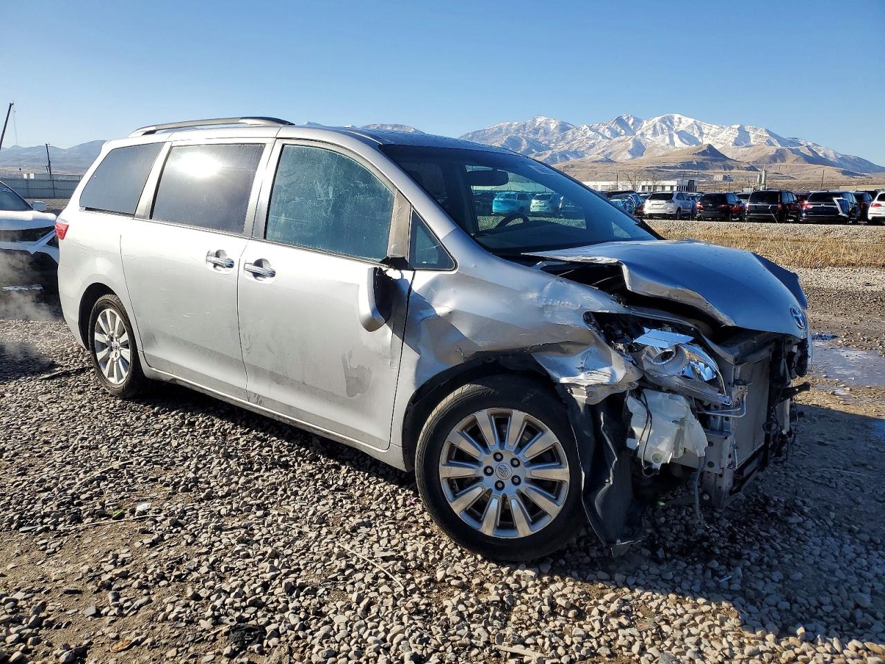 2015 TOYOTA SIENNA XLE photo 4