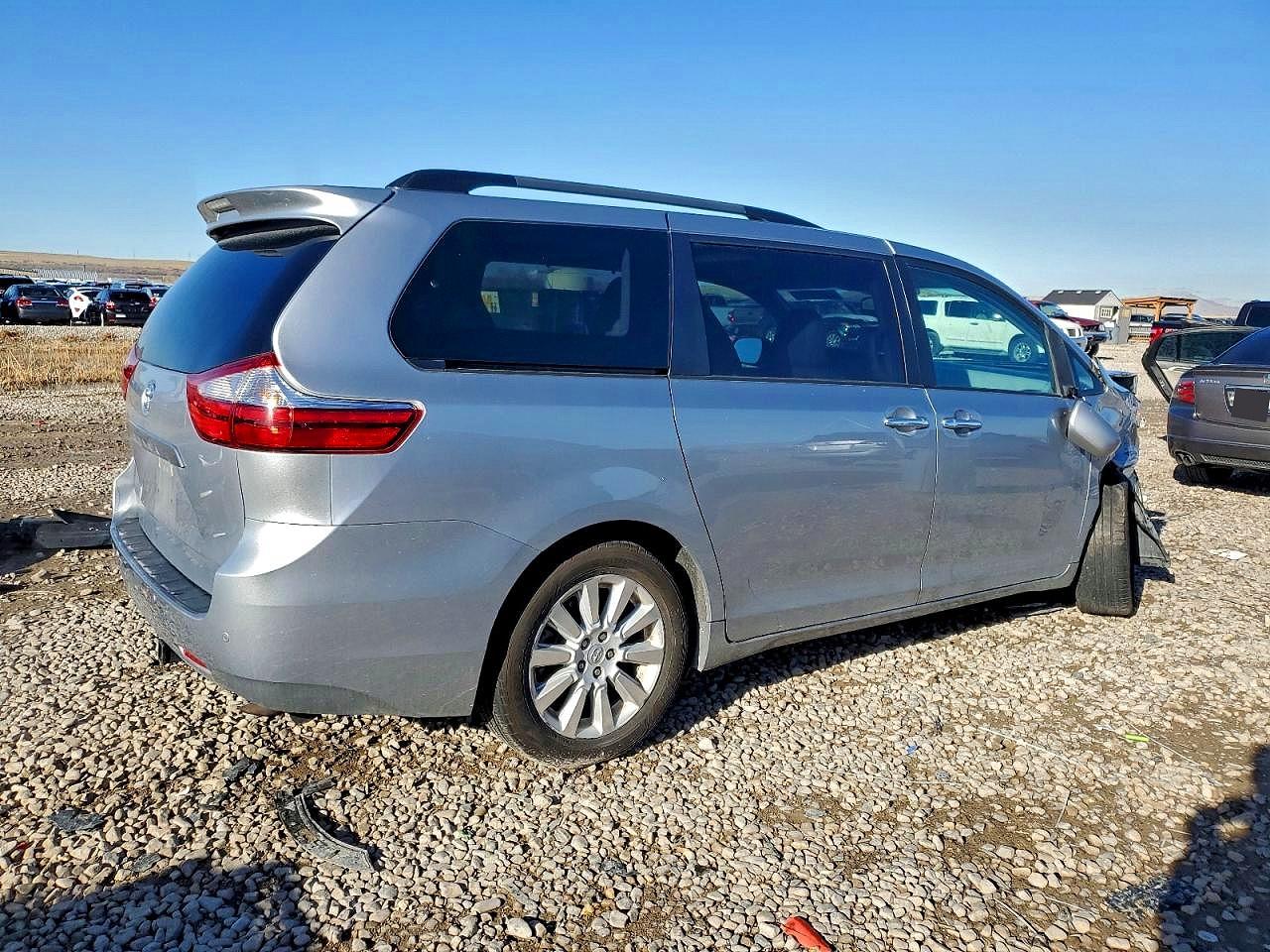 2015 TOYOTA SIENNA XLE photo 3