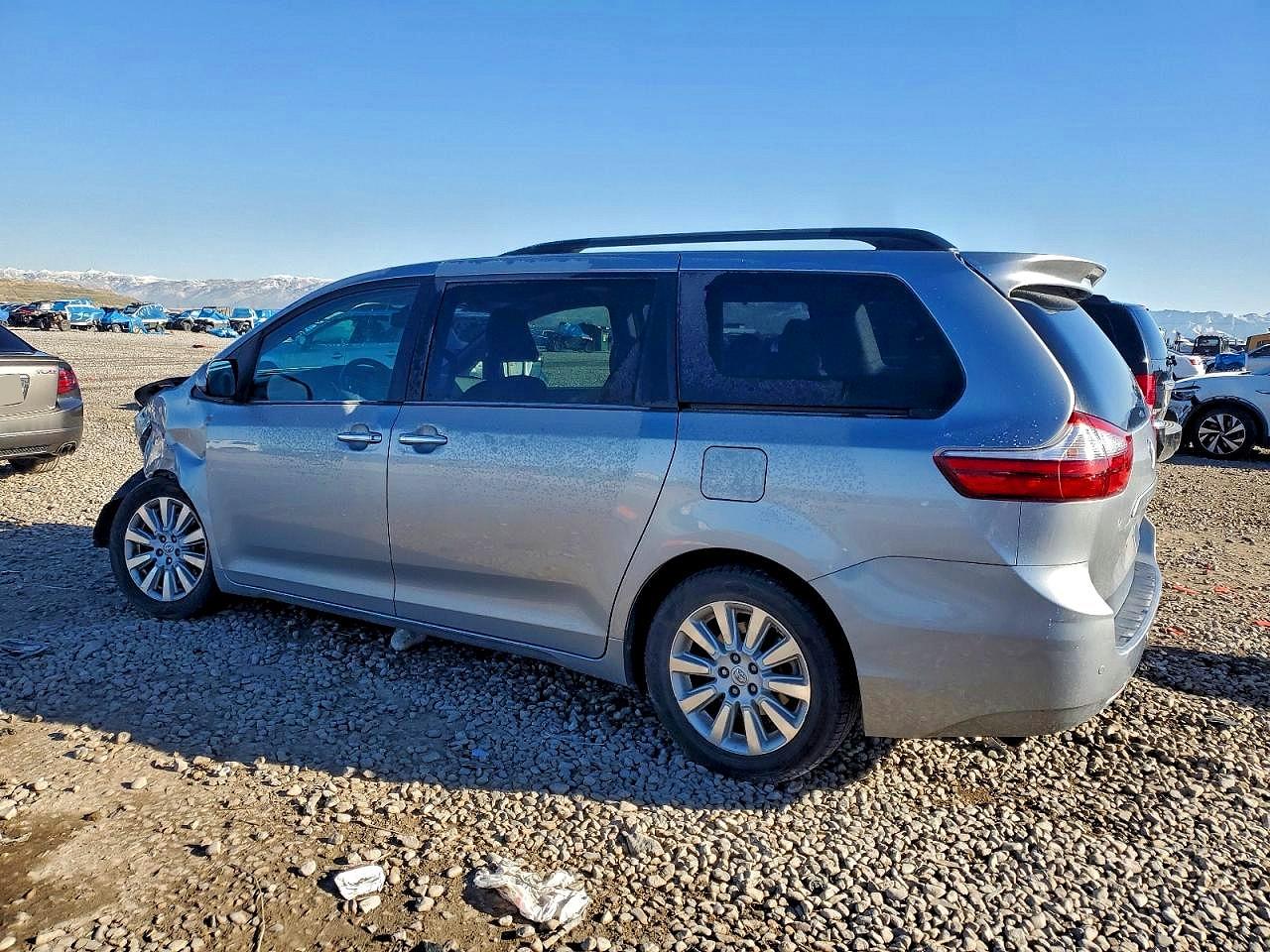 2015 TOYOTA SIENNA XLE photo 2