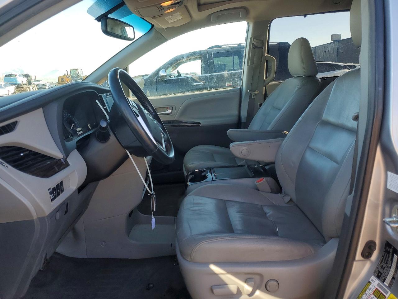 2015 TOYOTA SIENNA XLE photo 7