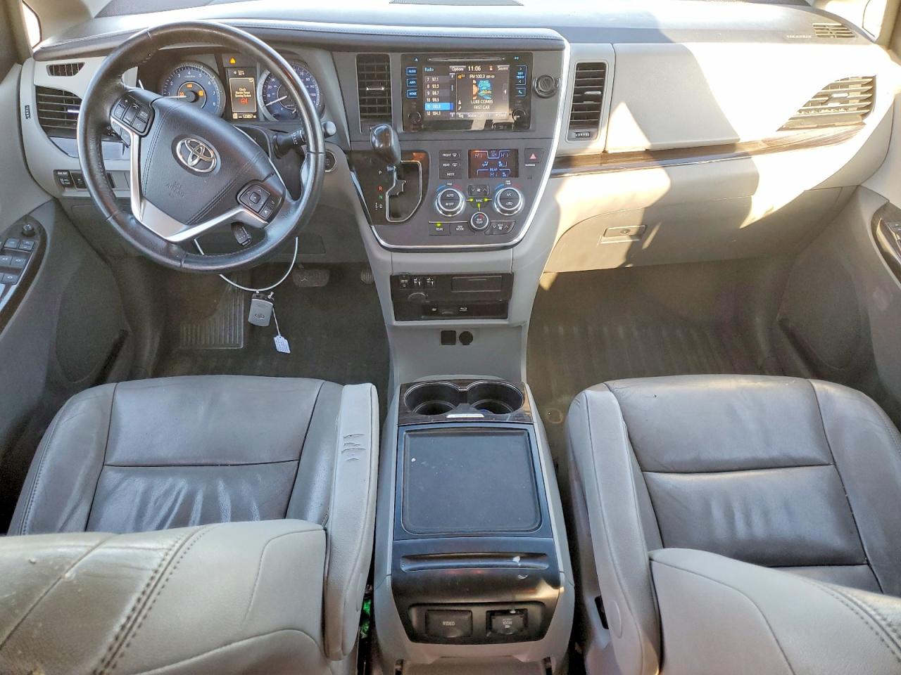 2015 TOYOTA SIENNA XLE photo 8