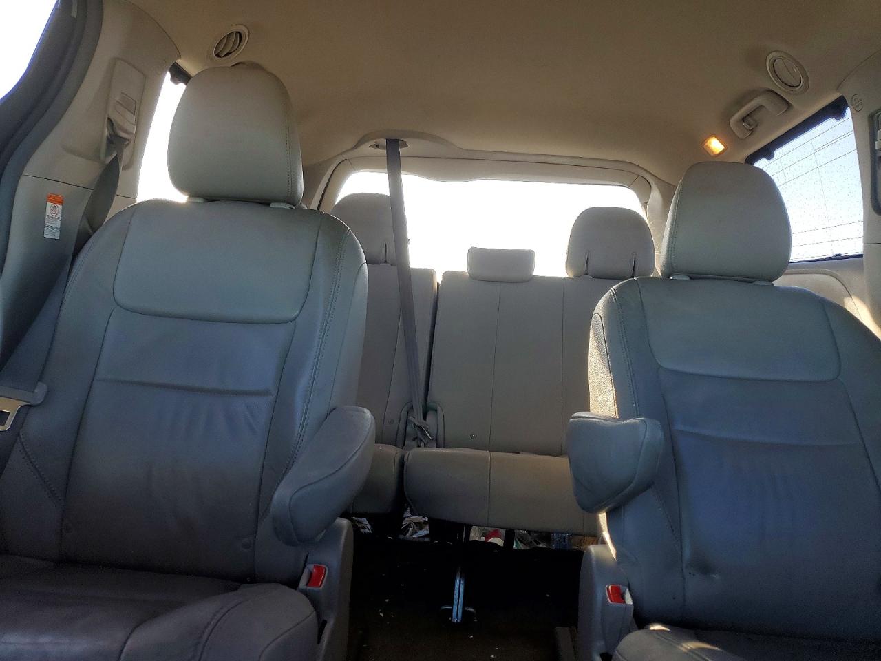 2015 TOYOTA SIENNA XLE photo 10
