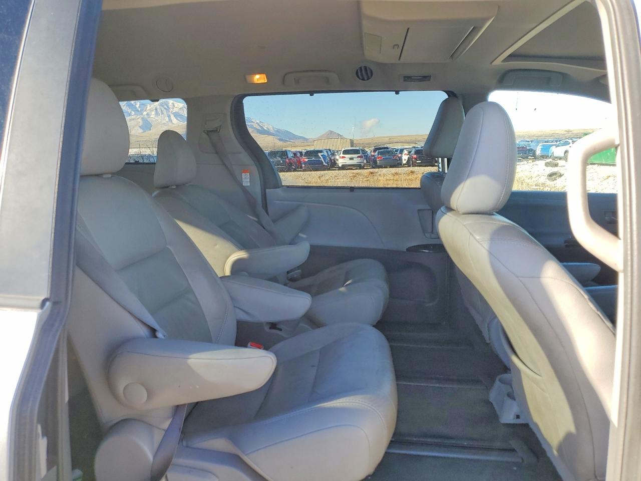2015 TOYOTA SIENNA XLE photo 11