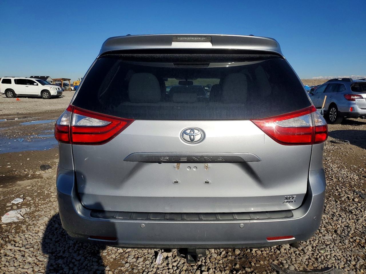 2015 TOYOTA SIENNA XLE photo 6
