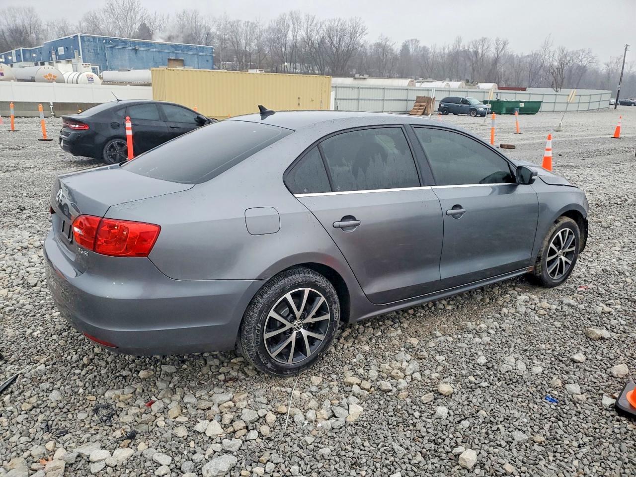 2013 VOLKSWAGEN JETTA SE photo 3