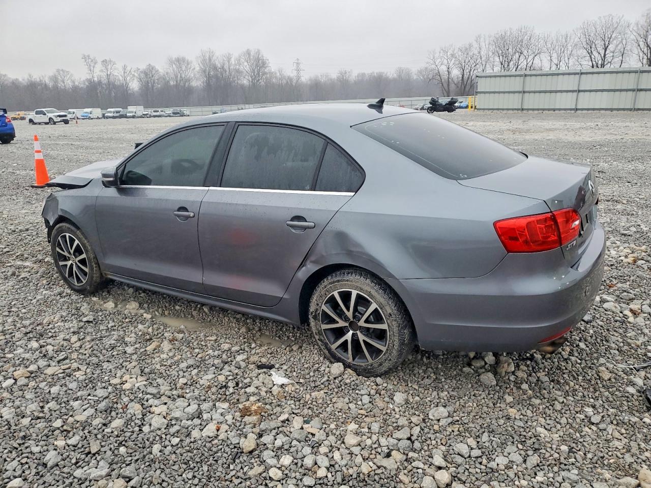 2013 VOLKSWAGEN JETTA SE photo 2