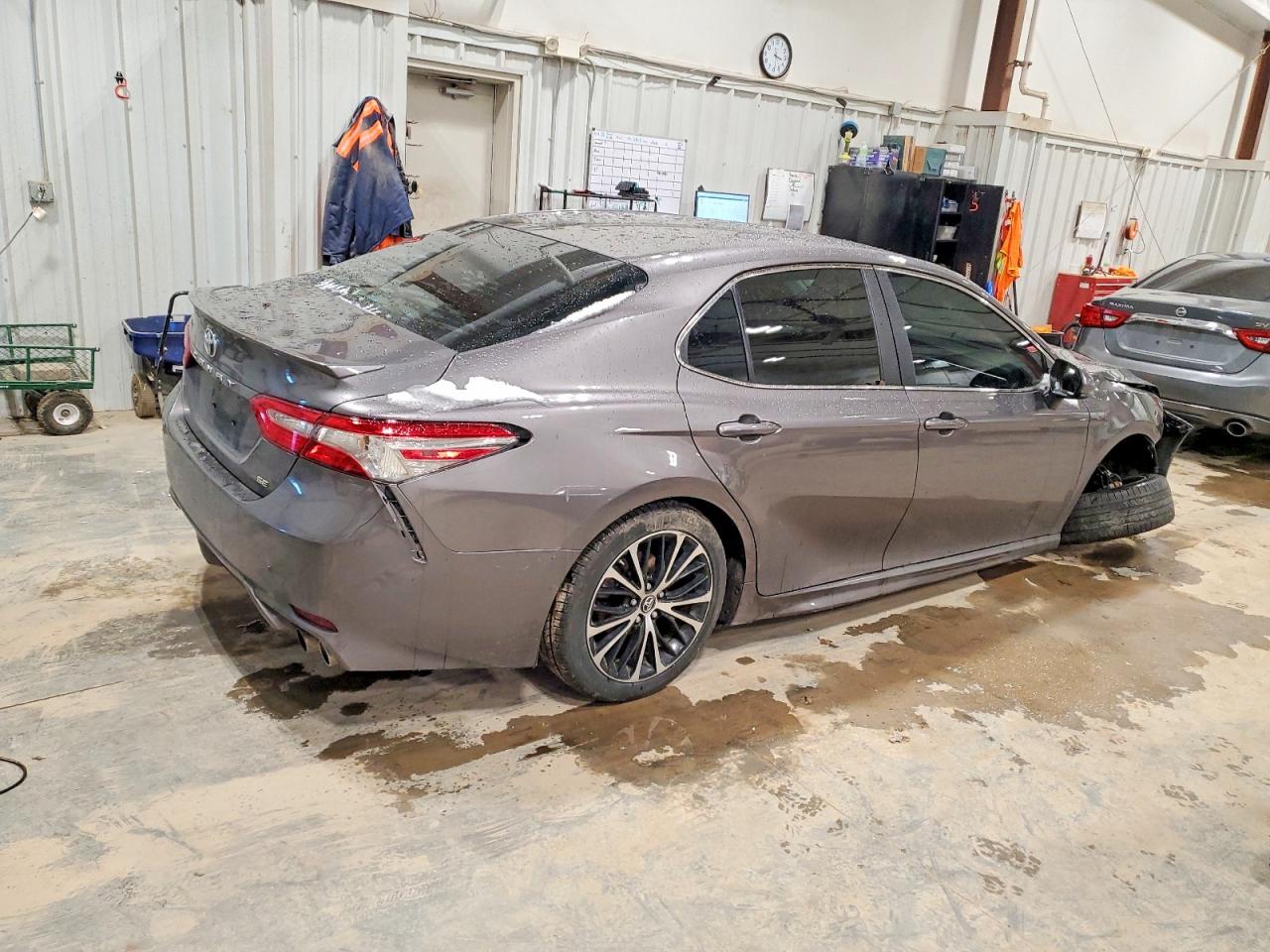 2018 TOYOTA CAMRY SE photo 3