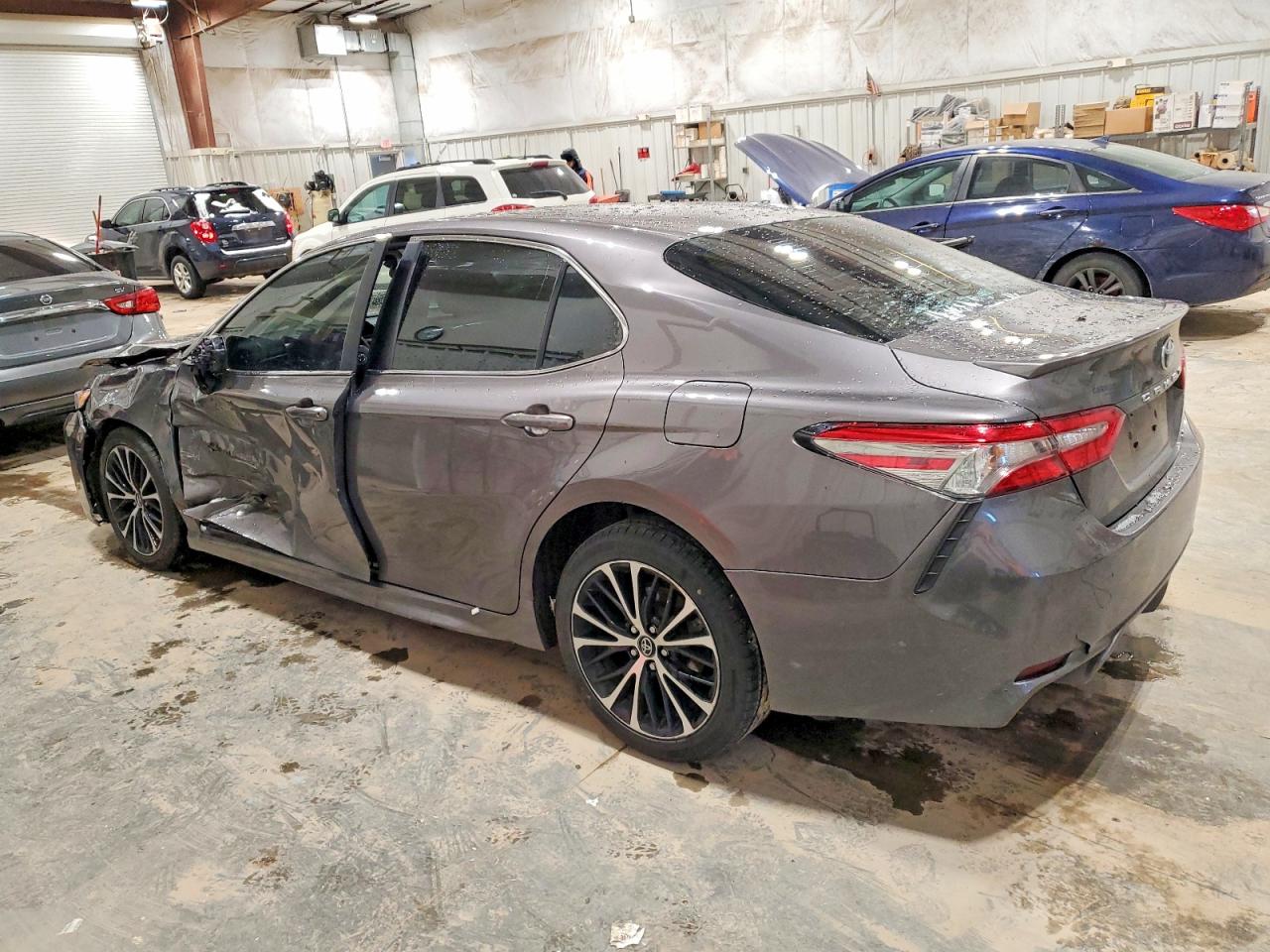 2018 TOYOTA CAMRY SE photo 2