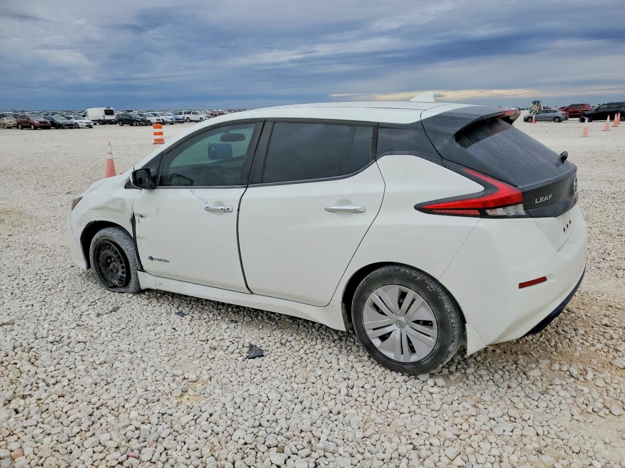 2018 NISSAN LEAF S photo 2