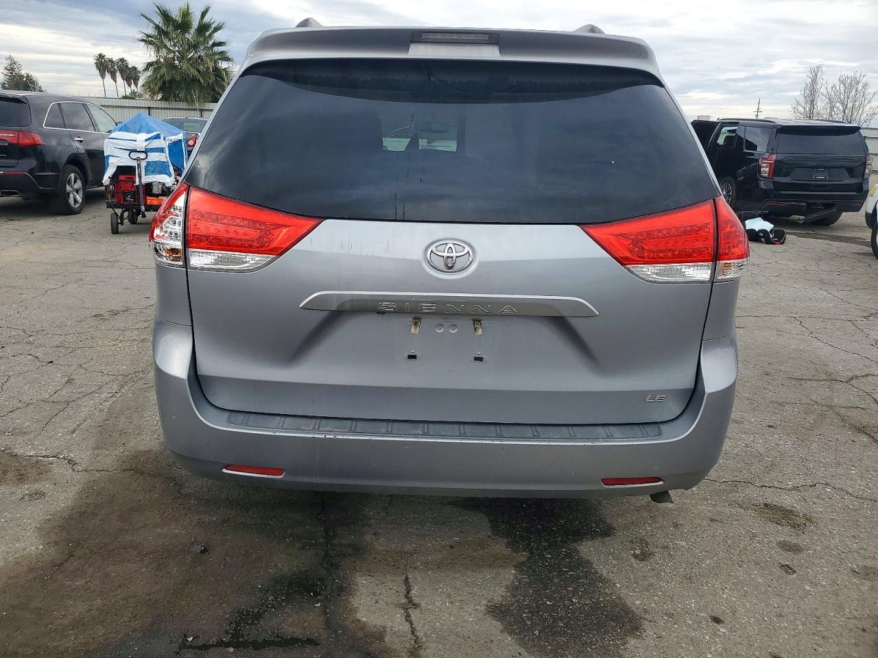 2013 TOYOTA SIENNA photo 6