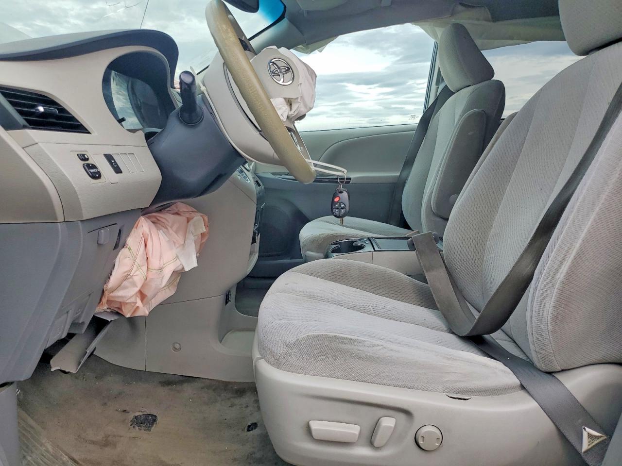 2013 TOYOTA SIENNA photo 7