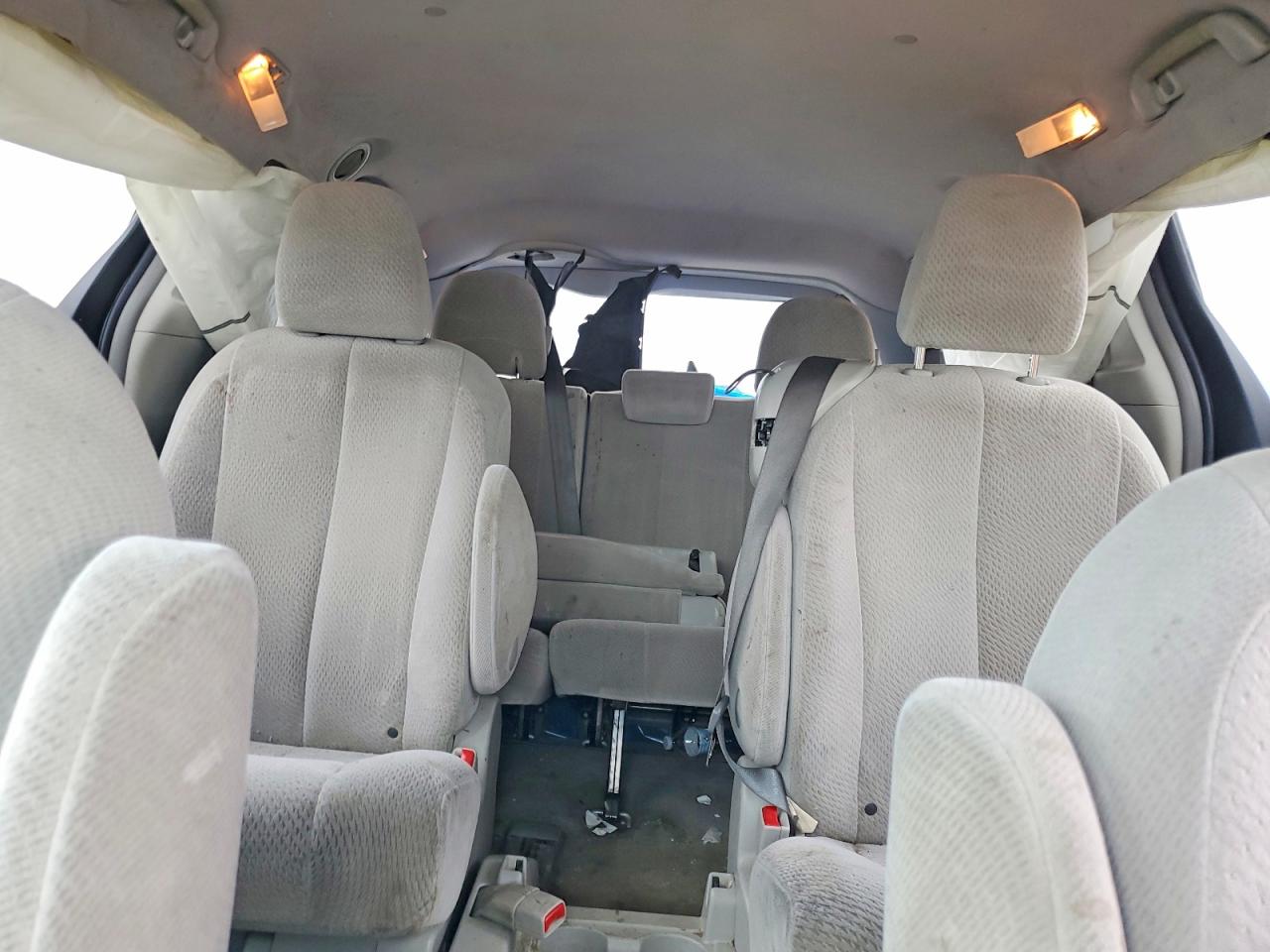 2013 TOYOTA SIENNA photo 10