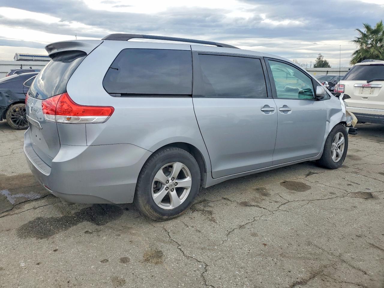 2013 TOYOTA SIENNA photo 3