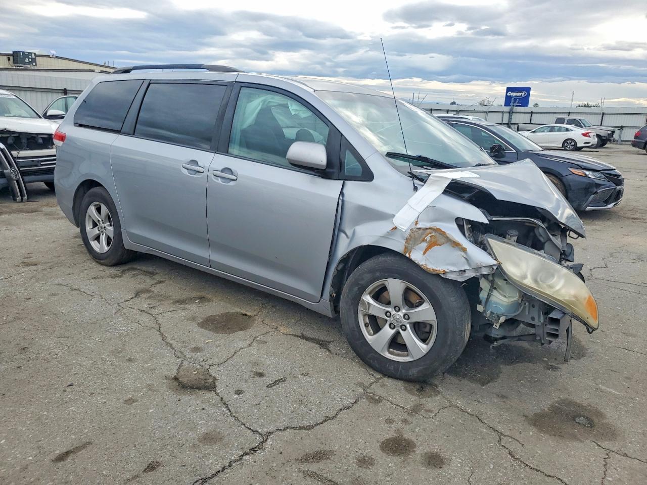 2013 TOYOTA SIENNA photo 4