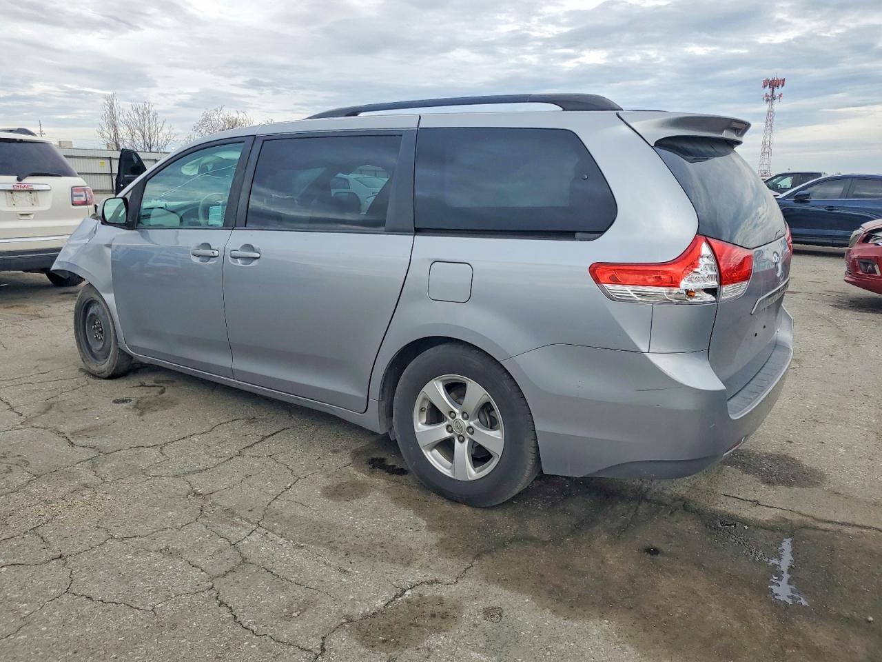 2013 TOYOTA SIENNA photo 2