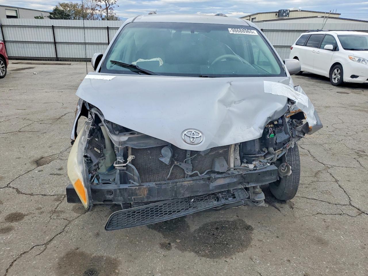 2013 TOYOTA SIENNA photo 5