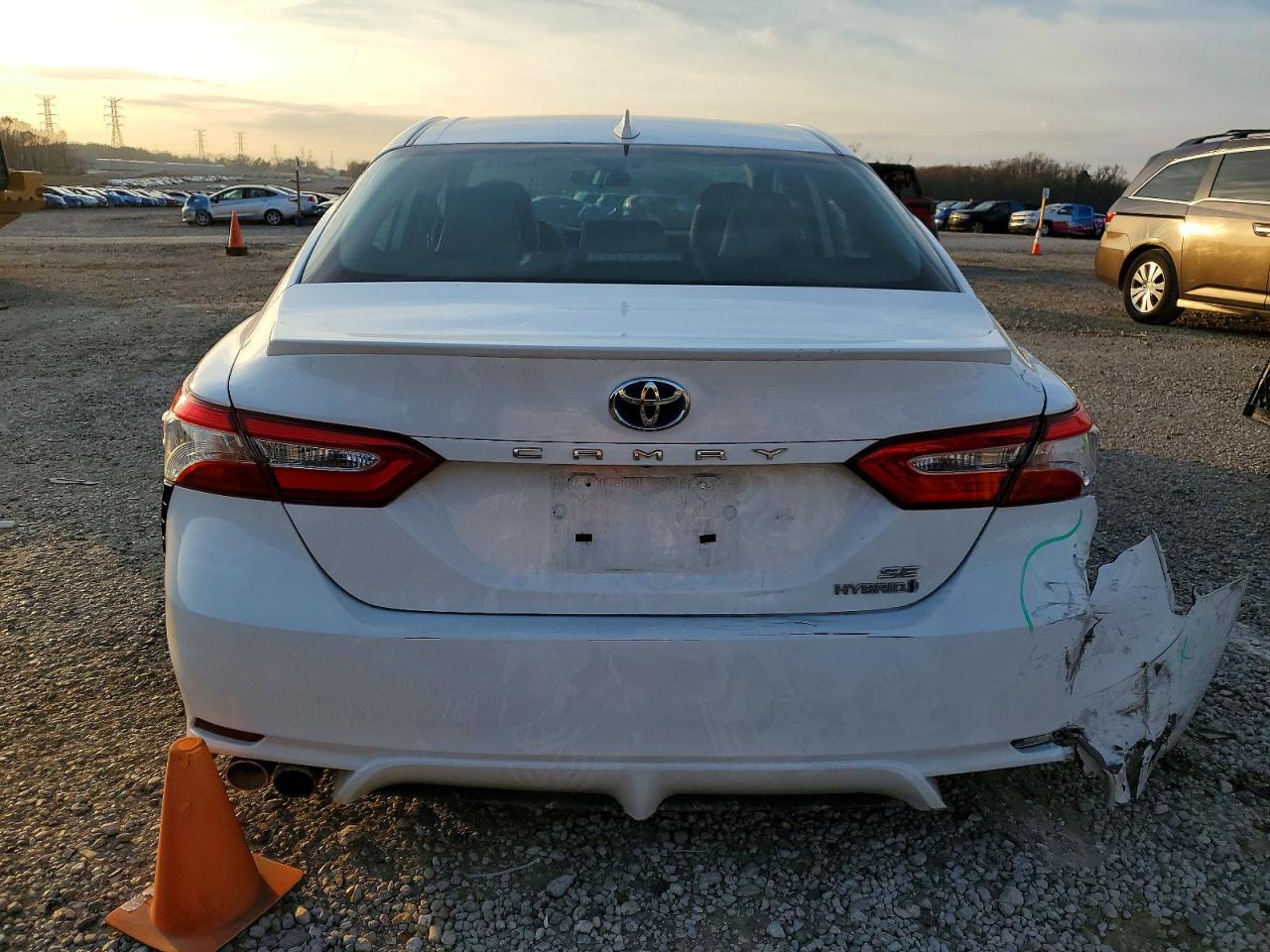 2020 TOYOTA CAMRY SE photo 6