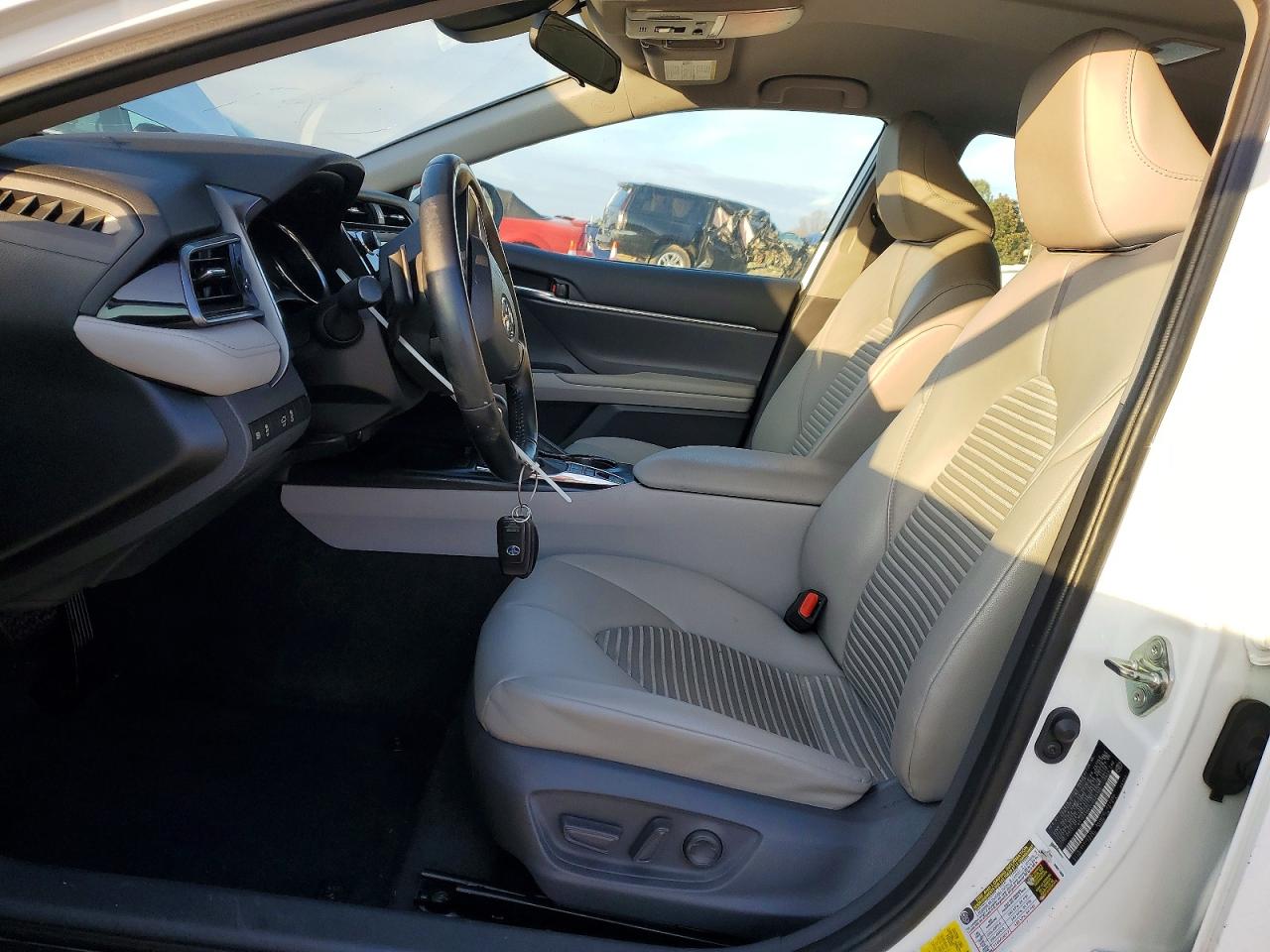 2020 TOYOTA CAMRY SE photo 7