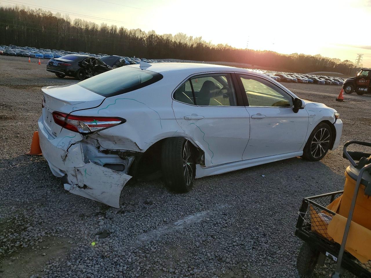2020 TOYOTA CAMRY SE photo 3