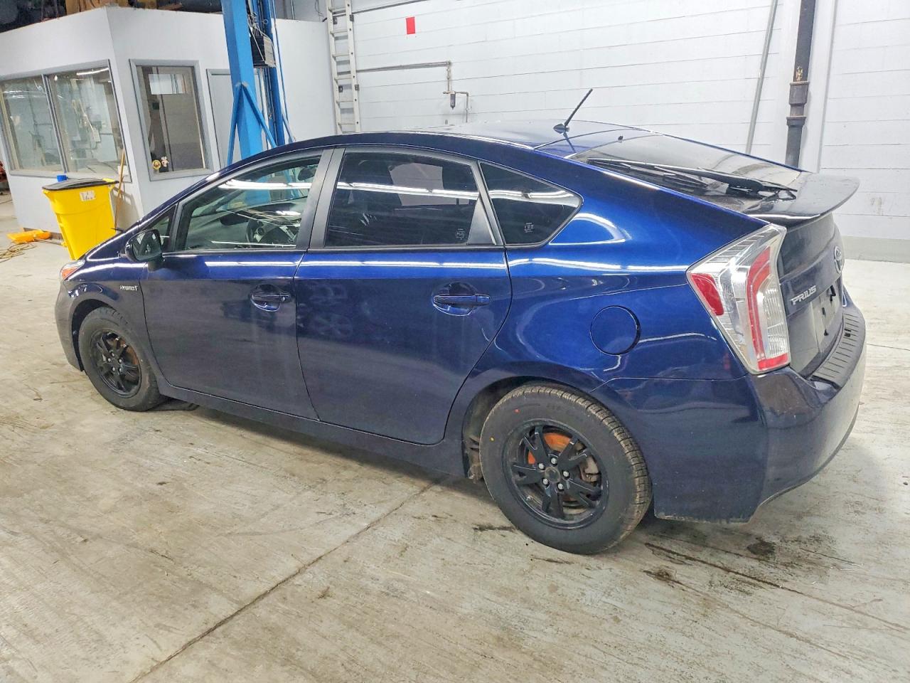 2013 TOYOTA PRIUS photo 2