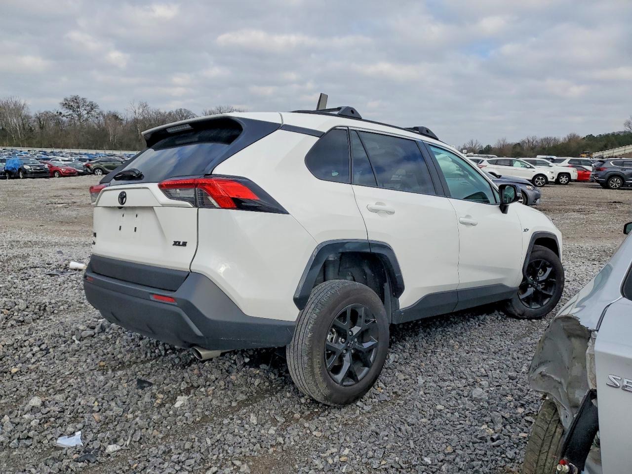 2025 TOYOTA RAV4 XLE photo 3