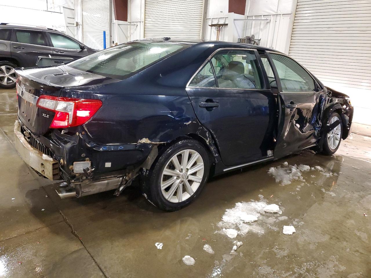 2013 TOYOTA CAMRY SE photo 3