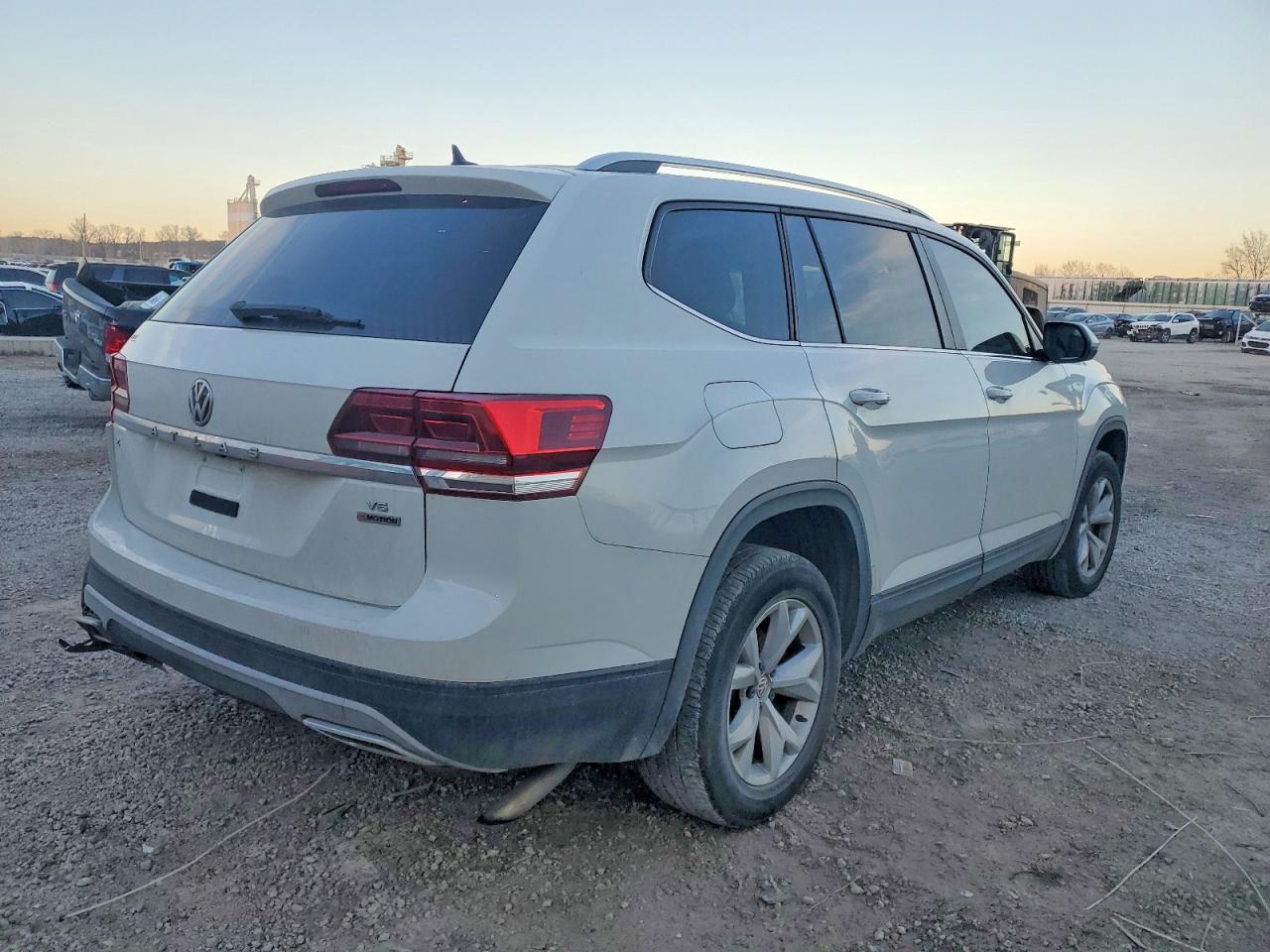 2018 VOLKSWAGEN ATLAS SE photo 3