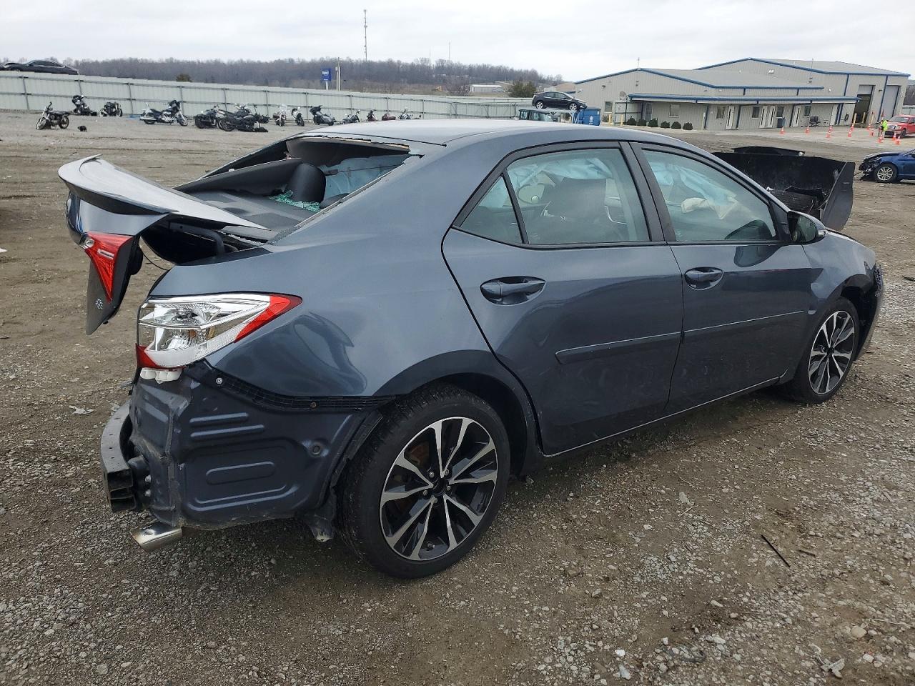 2017 TOYOTA COROLLA L photo 3
