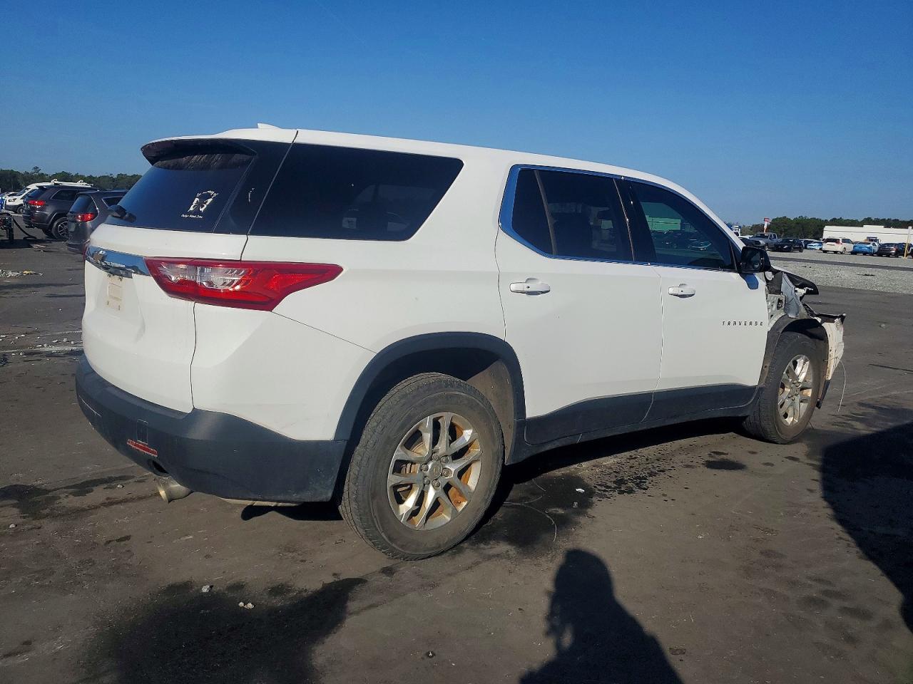 2020 CHEVROLET TRAVERSE LS photo 3