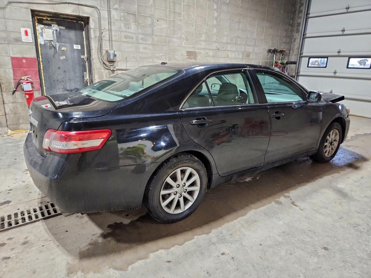 2011 TOYOTA CAMRY BASE photo 3