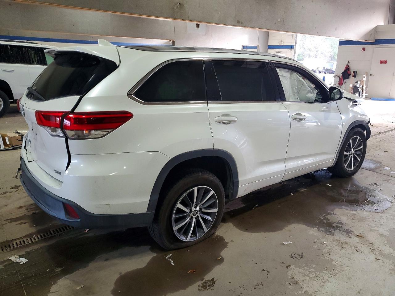 2018 TOYOTA HIGHLANDER SE photo 3