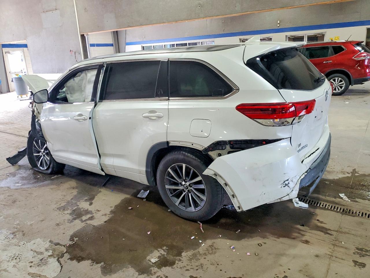 2018 TOYOTA HIGHLANDER SE photo 2