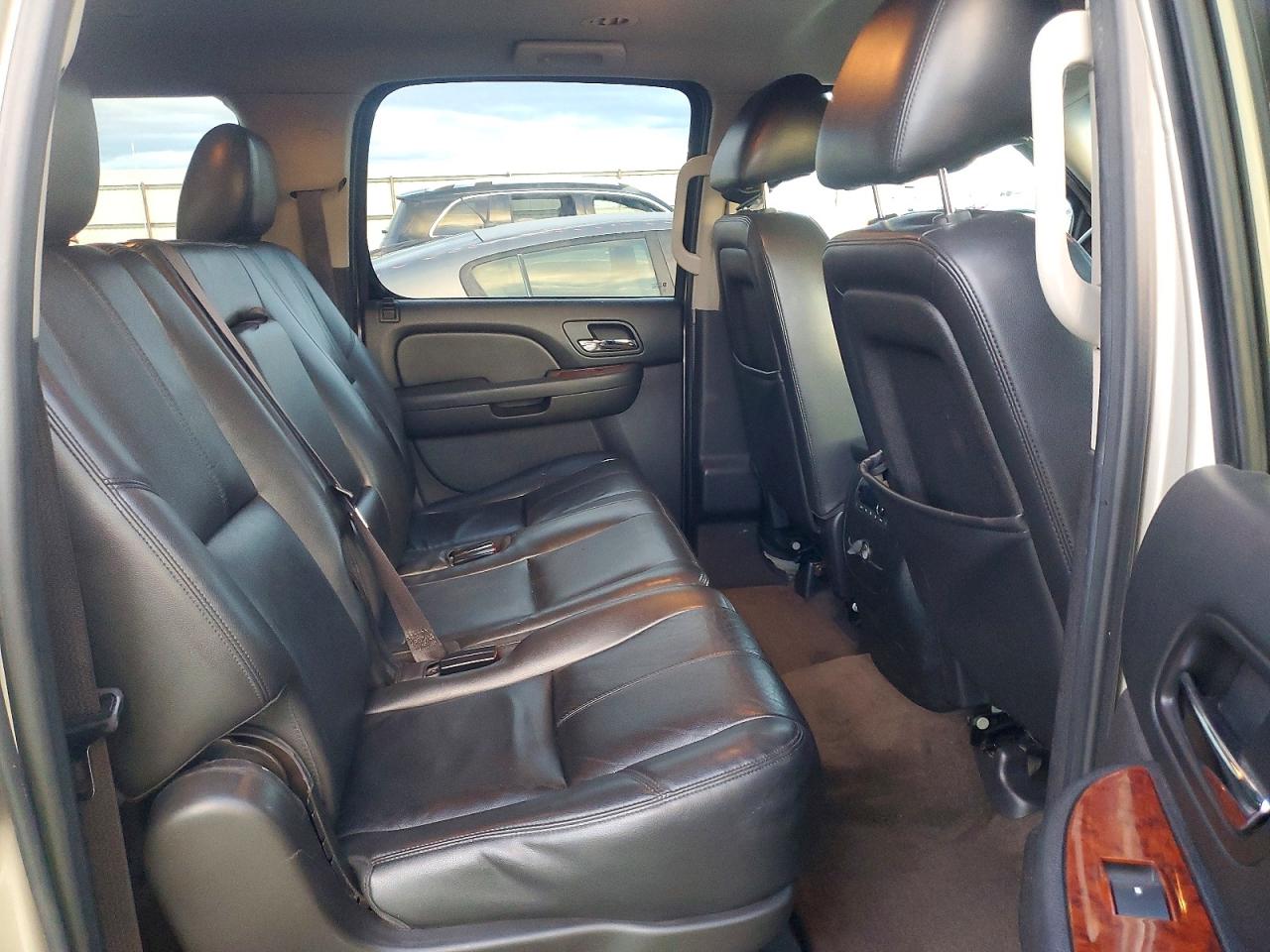 2013 CHEVROLET SUBURBAN C1500 LT photo 11
