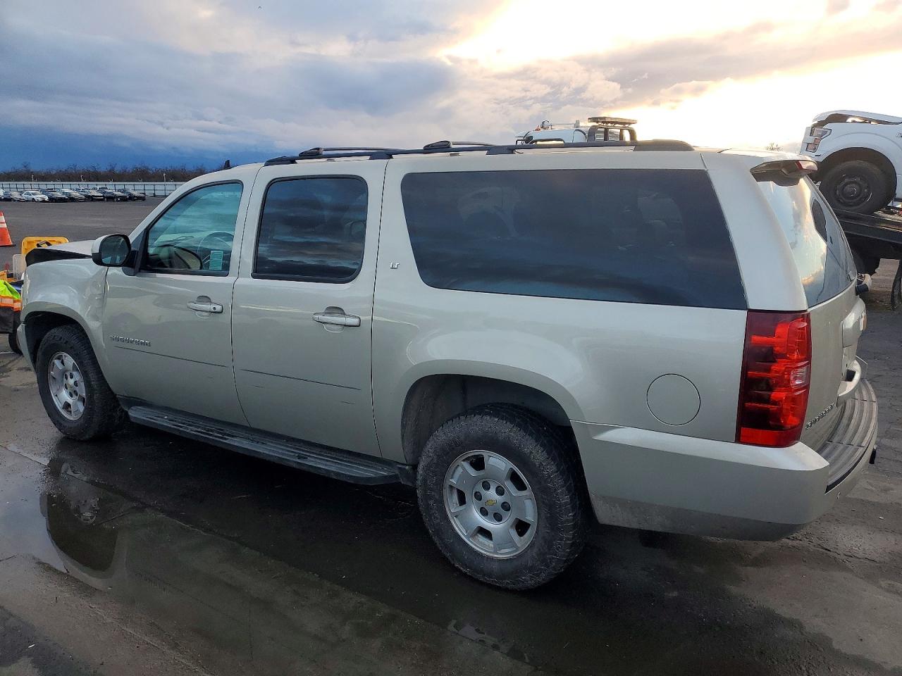 2013 CHEVROLET SUBURBAN C1500 LT photo 2