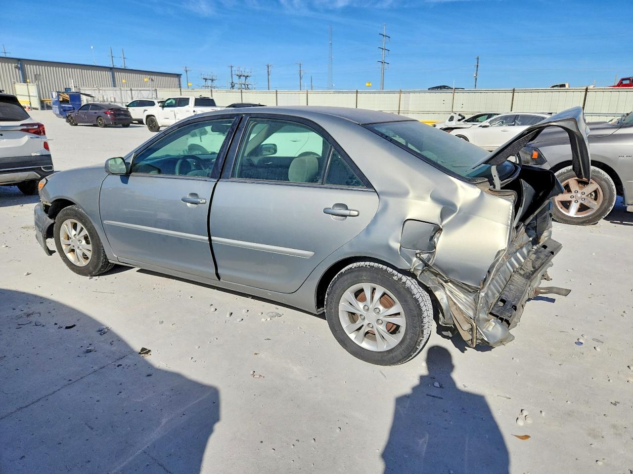 2005 TOYOTA CAMRY LE photo 2
