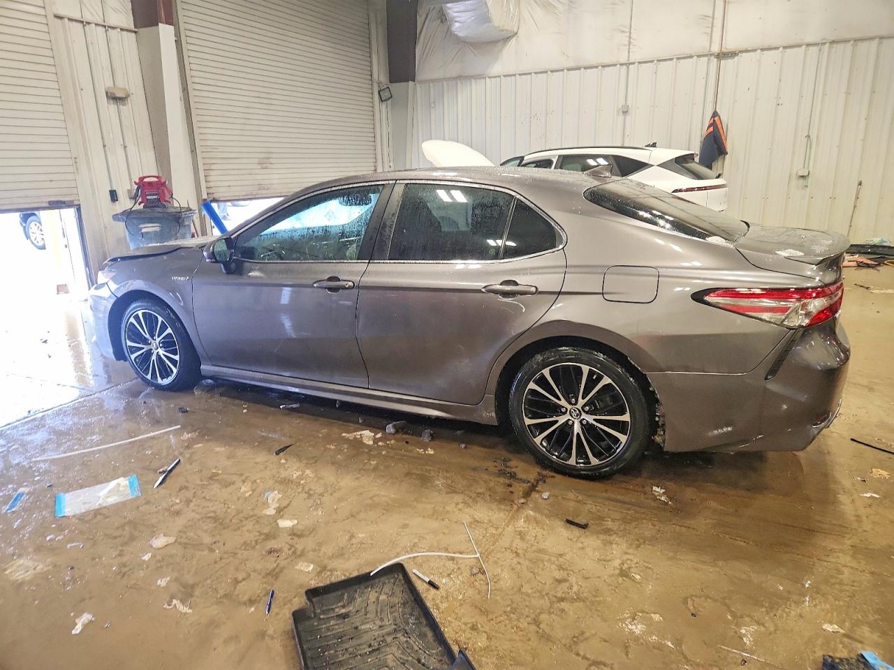 2018 TOYOTA CAMRY HYBRID photo 2