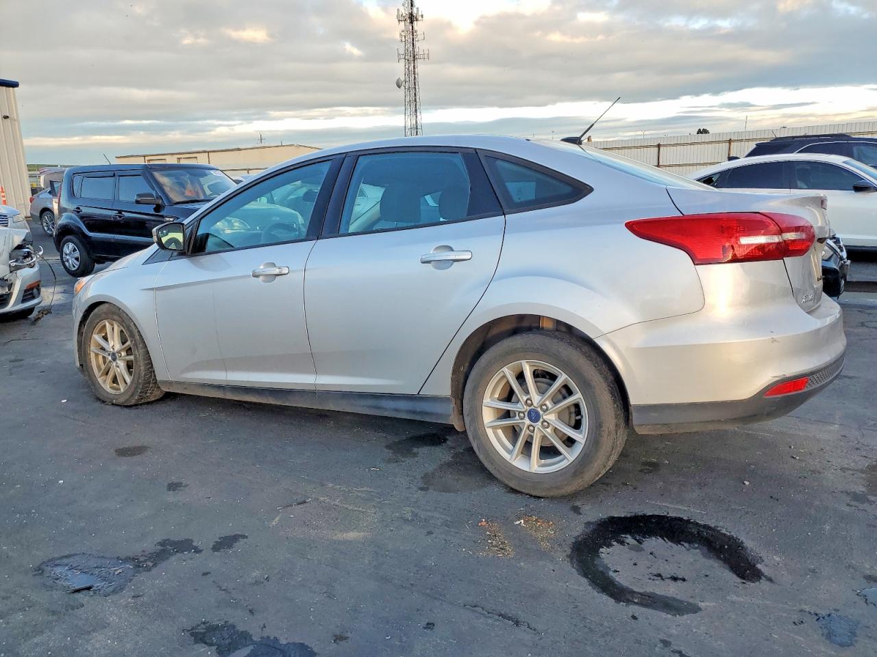 2017 FORD FOCUS SE photo 2