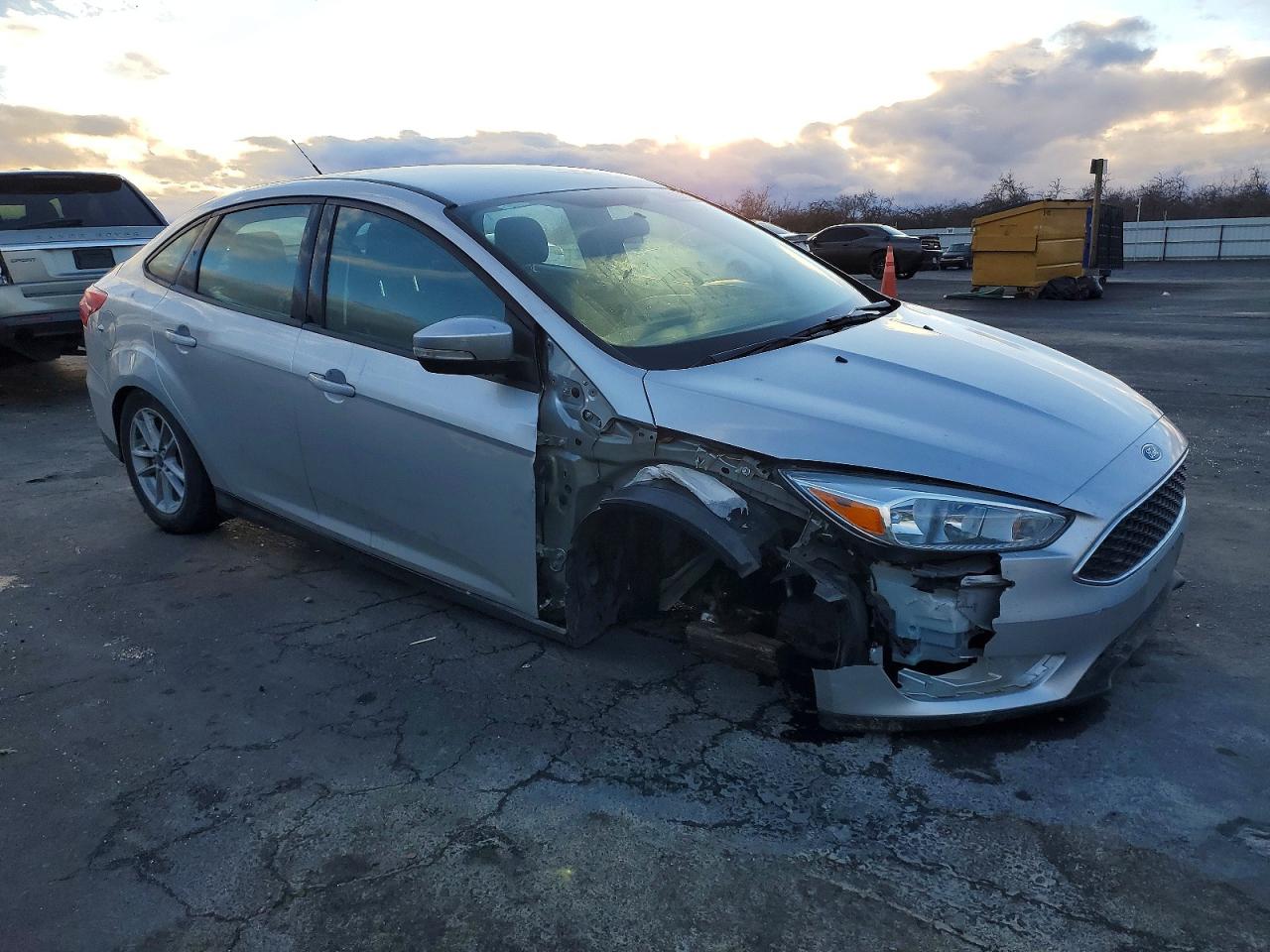 2017 FORD FOCUS SE photo 4