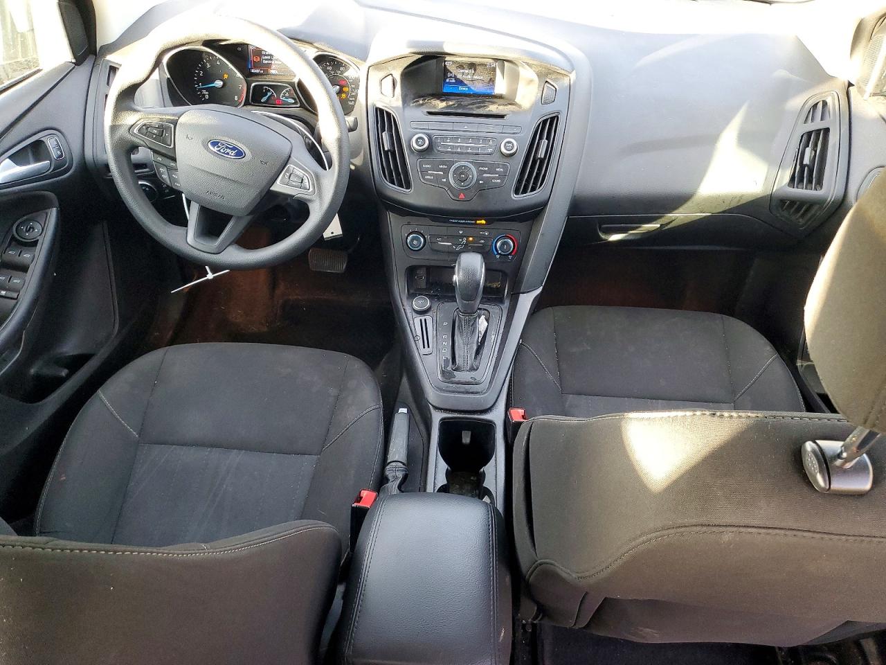2017 FORD FOCUS SE photo 8