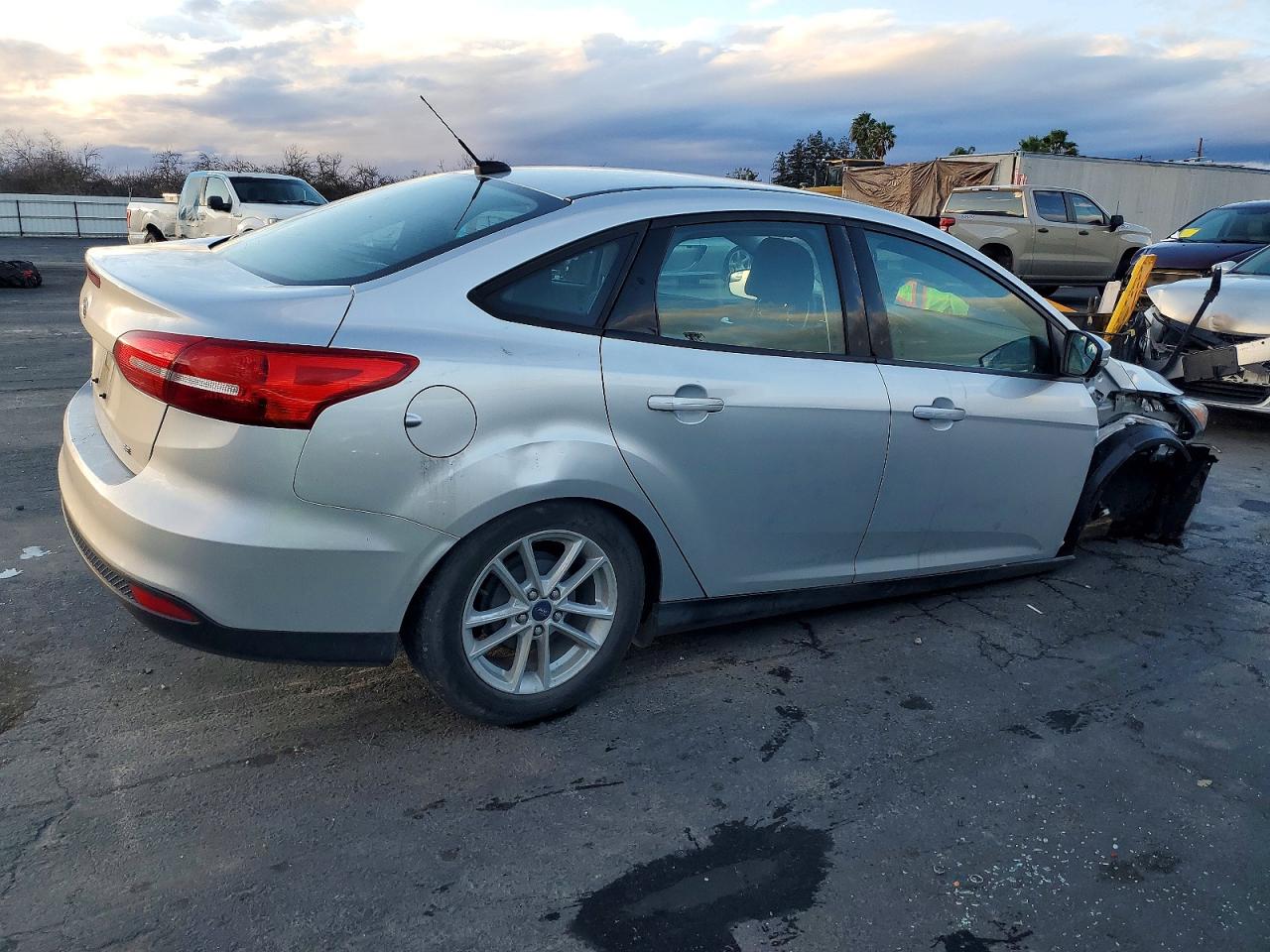 2017 FORD FOCUS SE photo 3